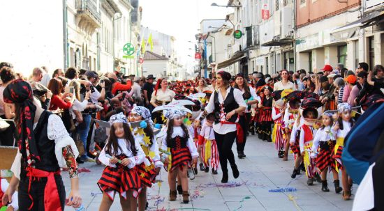 800 crianças espalharam alegria em desfile de "Carnaval de Palmo e Meio" 