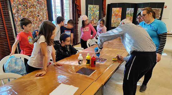 Mais de 50 crianças de IPSS aprenderam técnicas de pintura abstrata no Cineteatro Messias